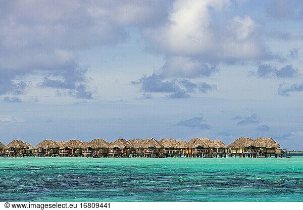 Überwasserbungalows eines tropischen Luxusresorts auf der Insel Bora Bora  in der Nähe von Tahiti  Französisch-Polynesien  im Pazifik.