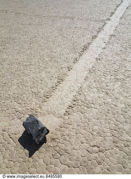 'Bewegungsspur eines wandernden Felsens auf dem ''Racetrack''  ausgetrockneter See oder Playa  Death Valley  Death-Valley-Nationalpark  Kalifornien  USA'