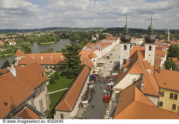 'Blick von Kirchturm auf Kirchtürme  Teich  Markt  Touristen  Altstadt  Renaissance  UNESCO Weltkulturerbe  Hauptplatz  Marktplatz  Telč