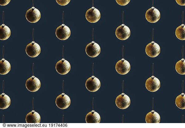 3D pattern of rows of gold-colored Christmas ornaments