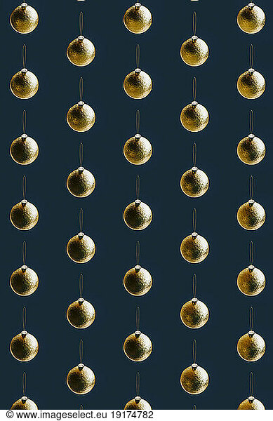 3D pattern of rows of gold-colored Christmas ornaments