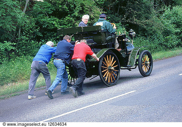 1899 Daimler mit Panne bei einer Rallye. Künstler: Unbekannt.