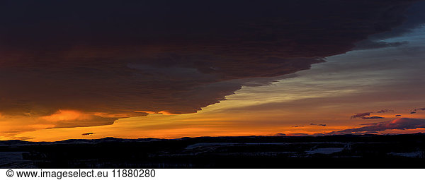 'Dramatically glowing Chinook cloud formation at sunrise; Calgary  Alberta  Canada'