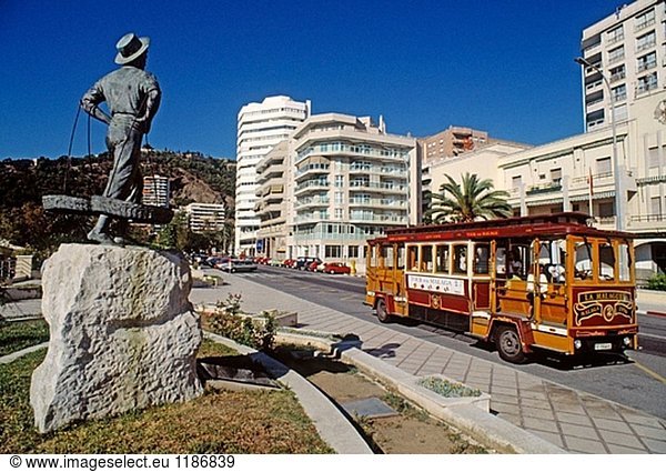 ´El Cenachero´ und touristische Straßenbahn. Malaga. Costa del Sol Andalucia. Spanien.