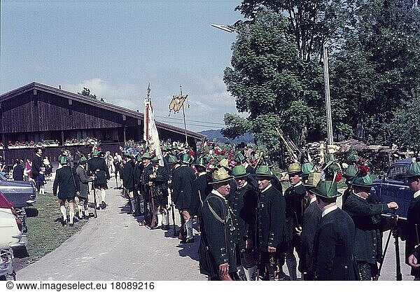 60er  Europa  Feiertag  Festumzug  Festzug  Fronleichnam  Fronleichnamsprozession  historisch  Isarwinkel  Mitteleuropa  oberbayerisch  Oberbayern  Prozession  Reisefotografie  Religion  Sechzigerjahre  Sechziger  Süddeutschland  Tradition  traditionell  Travel  typisch  Tölzer Land  Umzug  Voralp  60er Jahre  1960er  1960er Jahre  Alpenvorland  Bad Tölz  bayerisch  Bayern  bayrisch  Brauch  Brauchtum  BRD  Bundesrepublik  Deutschland  charakteristisch  Christentum  christlich  deutsch  Europa