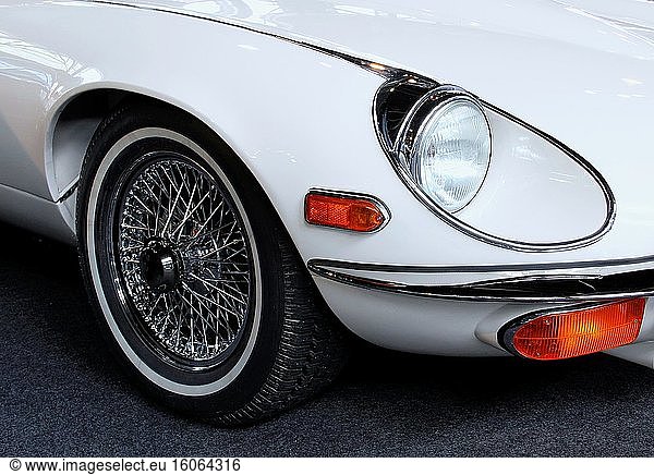 50er-Jahre-Scheinwerfer eines weißen Autos in Nahaufnahme.
