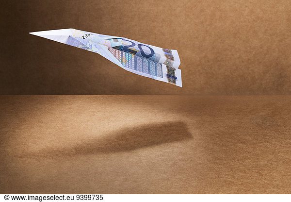 20-Euro-Schein in Papierflugzeug gefaltet