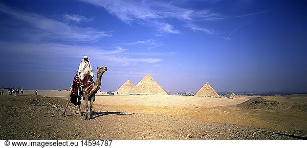 ÃœF  Geografie  Ã„gypten  Kairo  Landschaften  Pyramiden von Gizeh und Mann auf Kamel