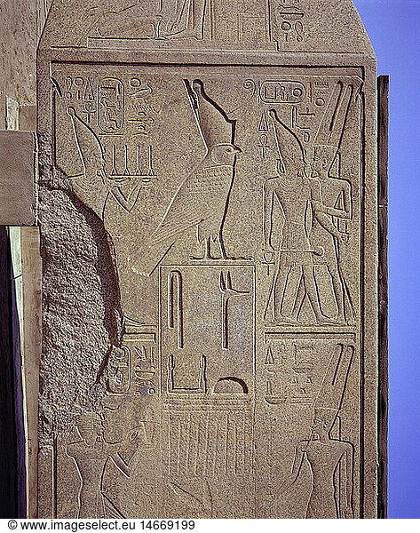 ÃœF  Geografie  Ã„gypten  Karnak  Tempel des Amun  Gott Horus  Gott Amun umarmt KÃ¶nigin Hatschepsut (circa 1490 - 1468 vChr.  18. Dynastie)  Relief