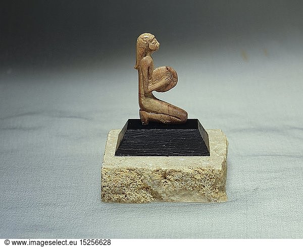 ÃœF  Kunst  Antike  PhÃ¶nizien  Skulptur  Frau eine Trommel spielend  aus Ras Schamra  13. / 12. Jahrhundert v.Chr.  Elfenbein  Nationalmuseum  Damaskus
