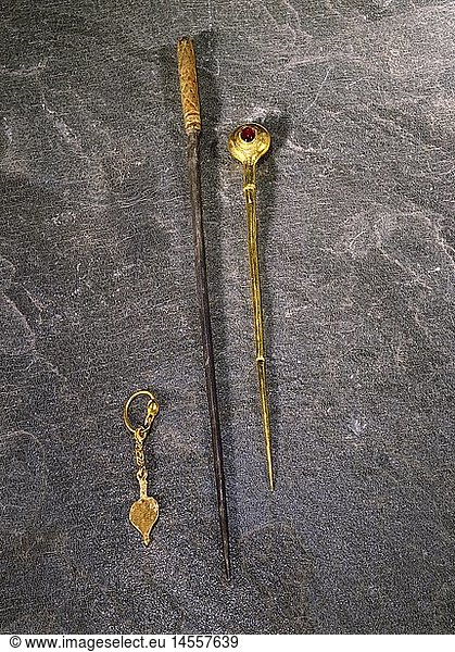 ÃœF  Kunst  Epochen  Antike  Schmuck  Ohrring  Gold  LÃ¤nge 4 cm  Rom  2. Jahrhundert.  Privatsammlung  Gewandnadel  Silber  teilweise vergoldet  LÃ¤nge 17 cm  Kleinasien  1. HÃ¤lfte 1. Jahrtausend  PrÃ¤historische Staatssammlung MÃ¼nchen