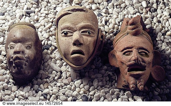 ÃœF  Kunst  Epochen  Mesoamerika  Skulptur  KÃ¶pfe aus Las Pocas (links und Mitte)  Kopf aus Tlapacoya (rechts)  Terrakotta  mittlere Vorklassik  Mexiko  um 1000 vChr.  Sammlung A. von Wuthanau