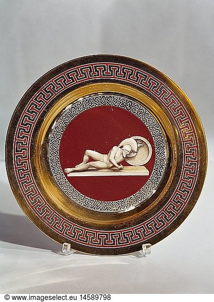 ÃœF  Kunst  Porzellan  Teller aus dem 'Onyx Service'  bemalt mit Motiv eines Krieger  Aphaia Tempel  Ã„gina  Manufaktur Nymphenburg  Deutschland  um 1834 / 1848