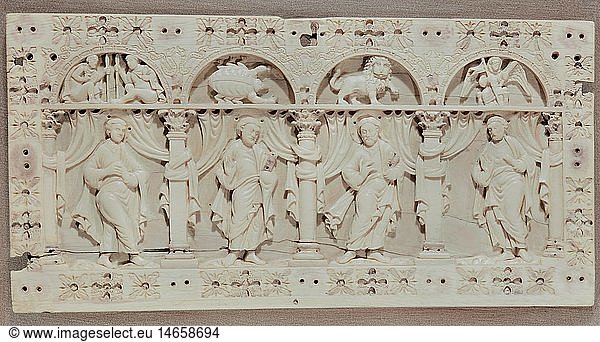 ÃœF  Kunst  Sakralkunst  Relieftafel  Apostel und Tierkreiszeichen  Fulda  Deutschland  2. HÃ¤lfte 10. Jahrhundert.  Elfenbein  22 cm  Bayerisches Nationalmuseum MÃ¼nchen
