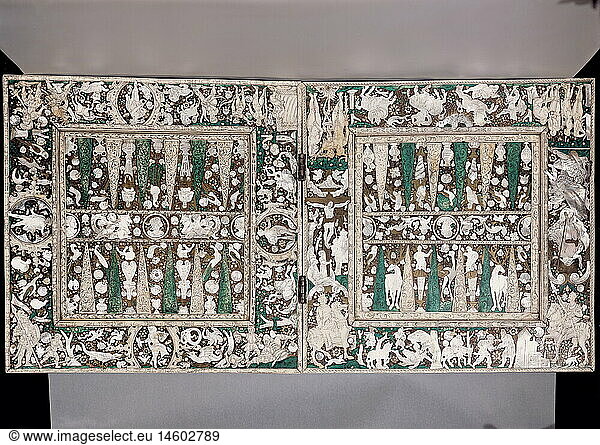 ÃœF  SG hist.  Spiel  Backgammon  Spielbrett  Birnbaumholz  Intarsien aus Elfenbein  Horn  Bein  Perlmutt und Messing  SÃ¼ddeutschland  1560/1580