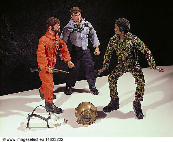 ÃœF SG hist.  Spielzeug  Puppen  'Hard Rock'  'John Steel'  'Tom Stone'  Kunststoff  HÃ¶he 30 cm  USA  um 1970  Privatsammlung