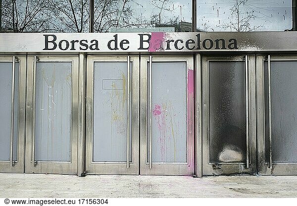 20. Februar 2021. Barcelona  Spanien. Schäden an der Fassade der Börse von Barcelona nach Protesten gegen die Inhaftierung des katalanischen Rappers Pablo Hasel. Die Verhaftung des Rappers hat eine Debatte über die Redefreiheit in Spanien ausgelöst.