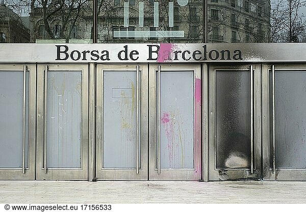 20. Februar 2021. Barcelona  Spanien. Schäden an der Fassade der Börse von Barcelona nach Protesten gegen die Inhaftierung des katalanischen Rappers Pablo Hasel. Die Verhaftung des Rappers hat eine Debatte über die Redefreiheit in Spanien ausgelöst.