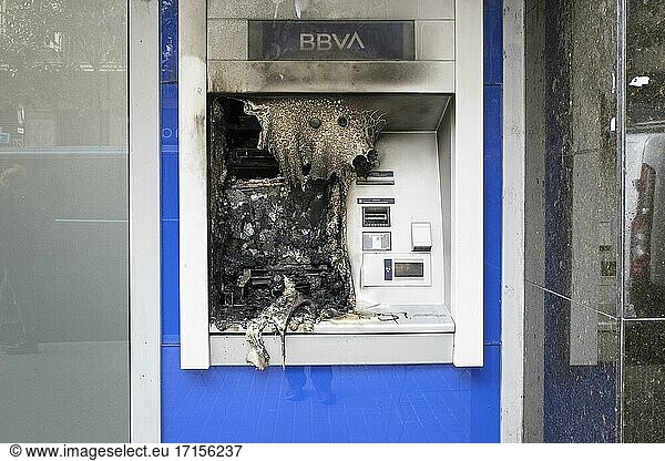 20. Februar 2021. Barcelona  Spanien. Während der Proteste gegen die Inhaftierung des katalanischen Rappers Pablo Hasel brannte ein Bankautomat nieder. Die Verhaftung des Rappers hat eine Debatte über die Redefreiheit in Spanien ausgelöst.