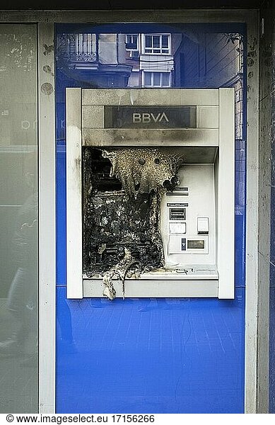 20. Februar 2021. Barcelona  Spanien. Während der Proteste gegen die Inhaftierung des katalanischen Rappers Pablo Hasel brannte ein Bankautomat nieder. Die Verhaftung des Rappers hat eine Debatte über die Redefreiheit in Spanien ausgelöst.