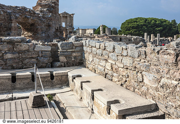 Öffentliche Toilettenanlage  Latrine  antike Stadt Ephesus  Efes  UNESCO Weltkulturerbe  Selçuk  Provinz ?zmir  Türkei
