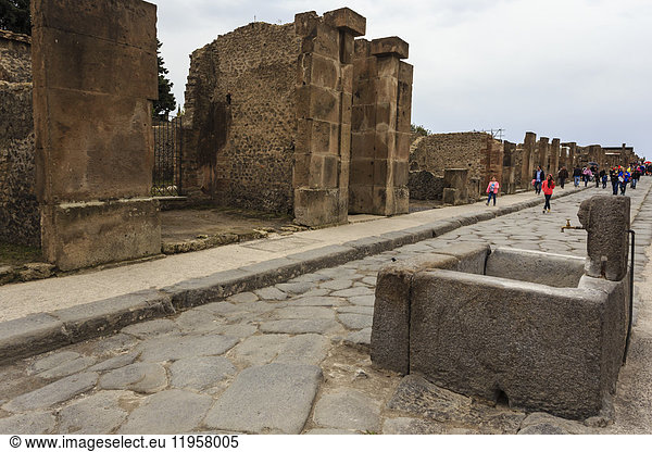 Öffentlicher Brunnen auf einer gepflasterten Straße  römische Ruinen von Pompeji  UNESCO-Weltkulturerbe  Kampanien  Italien  Europa