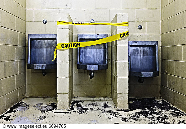 3  öffentlicher Ort  Pissoir  Verfall