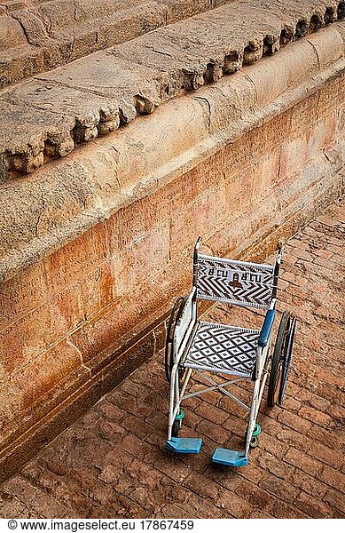 Öffentlicher Rollstuhl im Brihadishwarar-Tempel (Brihadishwara-Tempel) (einer der großen lebenden Chola-Tempel) (UNESCO-Weltkulturerbe)  Thanjavur (Tanjore)
