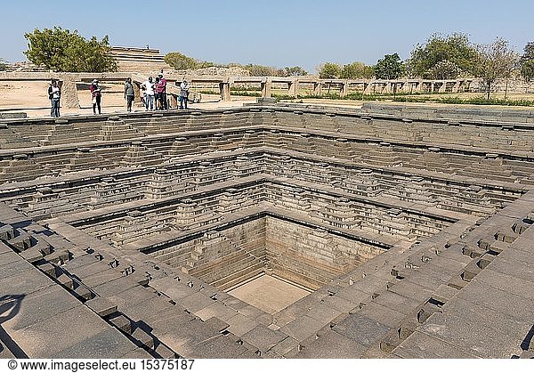 Öffentliches Bad  gestufter quadratischer Wassertank  in der königlichen Anlage  Hampi  Indien  Asien