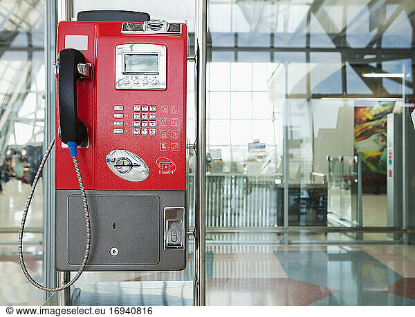 Öffentliches Telefon im Verkehrsgebäude.