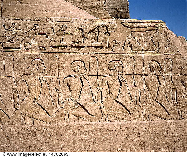 Ãœ Geo.  Ã„gypten  Abu Simbel  GebÃ¤ude  Thronsockel  Detail  Relief  Kriegsgefangene aus Syrien  errichtet 13. Jahrhundert vChr.