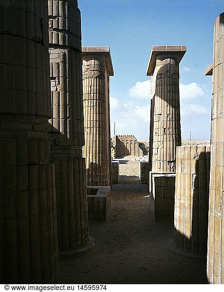 Ãœ Geo.  Ã„gypten  Sakkara  GebÃ¤ude  Stufenpyramide des Djoser  Heiliger Bezirk  AuÃŸenansicht  Blick in SÃ¤ulenhalle von Osten  erbaut von Imhotep um 2650 v.Chr.