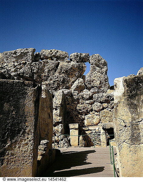 Ãœ Geo.  Malta  Gozo  GebÃ¤ude  Ggantija-Doppeltempel  Heiligtum  Kultnische  Opferstein  um 3800 - 3600 v.Chr.
