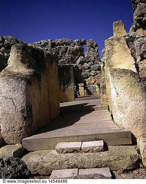 Ãœ Geo.  Malta  Gozo  GebÃ¤ude  Ggantija-Doppeltempel  Heiligtum  Kultnische  Opferstein  um 3800 - 3600 v.Chr.