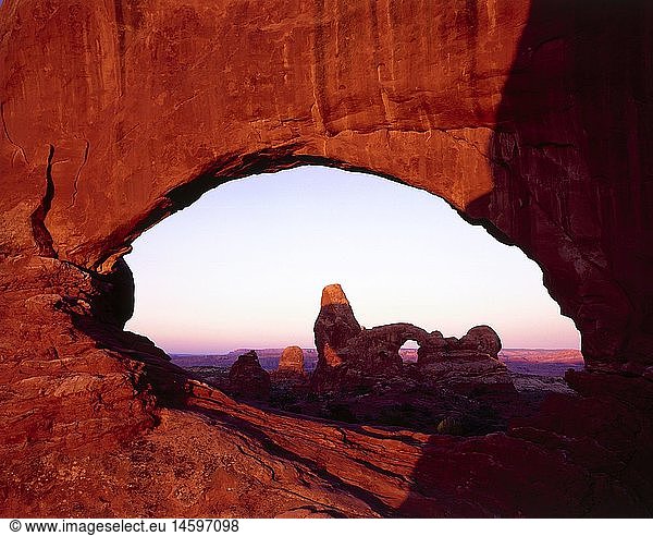 Ãœ Geografie  USA  Utah  Landschaften  Arches National Park  Blick durch North Window auf Turret Arch  Abendstimmung