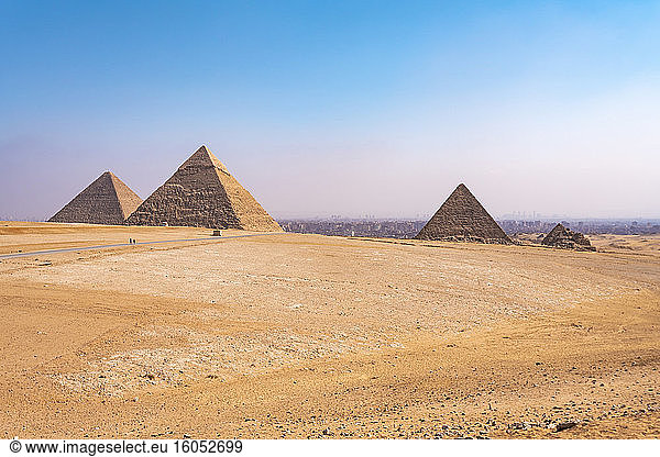 Ägypten  Gizeh Gouvernement  Gizeh  Klarer Himmel über Gizeh Pyramiden