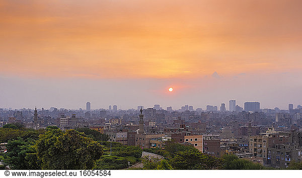 Ägypten  Gouvernement Kairo  Kairo  Untergehende Sonne vom Al-Azhar-Park aus gesehen