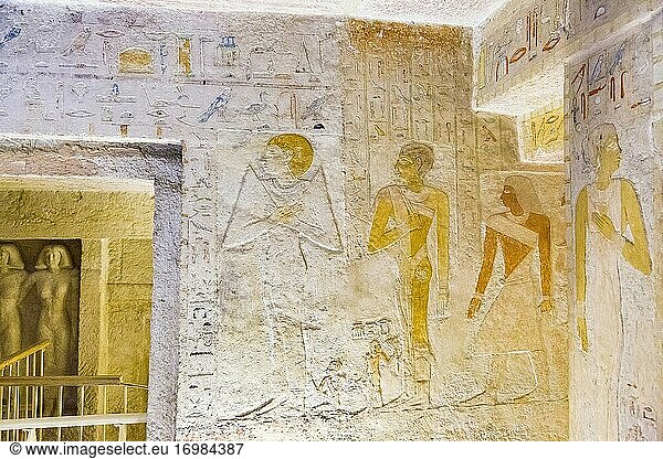 Ägypten  Guizeh  Grabmal der Königin Meresankh III  Enkelin des Kheops und Ehefrau des Khephren. Hauptsaal  Westwand  Hetepheres II  Meresankh III und ihr Sohn Nebemakhet.