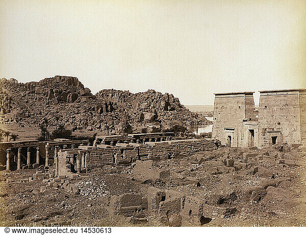Ã„gypten hist.- Philae  Tempel der Isis  Kolonnade und Pylon  Foto von Gabriel Lekegian und Co.  um 1890