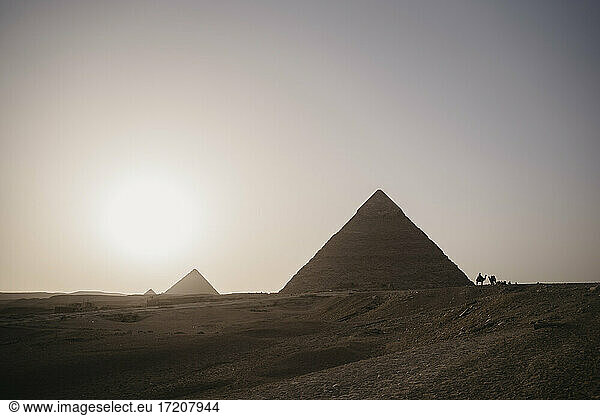 Ägypten  Kairo  Gizeh-Pyramiden bei Sonnenuntergang