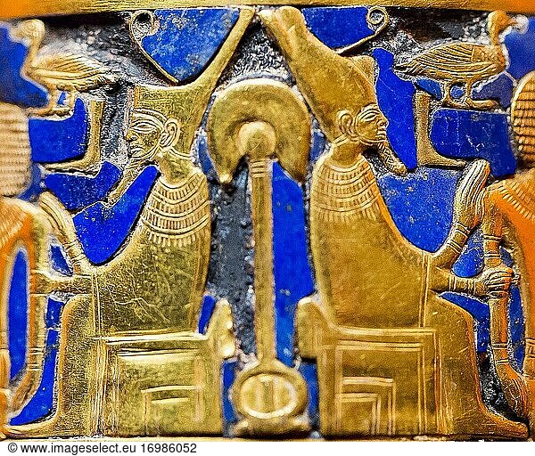 Ägypten  Kairo  Ägyptisches Museum  Goldarmband  gefunden im Grab der Königin Ahhotep  der Mutter des Ahmosis  Dra Abu el Naga  Luxor. Krönungsritual des vor dem Gott Geb knienden Ahmosis. Die Szene ist doppelt: Geb hält abwechselnd die oberägyptische Krone und die unterägyptische Krone.
