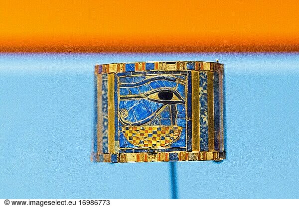 Ägypten  Kairo  Ägyptisches Museum  Schmuck  gefunden in der königlichen Nekropole von Tanis  Grab von König Schtschonq II. Auf der Innenseite sind die Kartuschen des Königs Scheschonq I.  des Vaters  eingraviert.