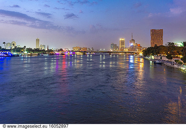 Ägypten  Kairo  Nil mit 6. Oktober Brücke bei Nacht