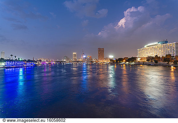 Ägypten  Kairo  Nil mit 6. Oktober Brücke bei Nacht