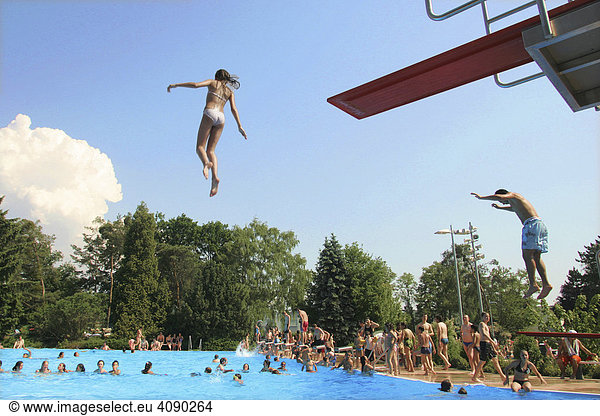 06.06.2005  Heidelberg  DEU  Kinder springen vom Sprungturm  Badesommer im Schwimmmbad
