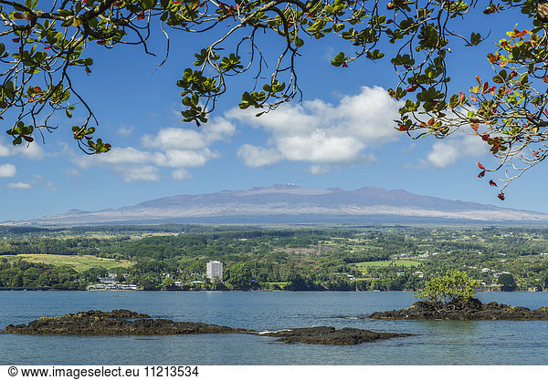 'Hilo Bay with Hilo and Mauna Kea and observatories in the distance; Hilo  Island of Hawaii  Hawaii  United States of America'