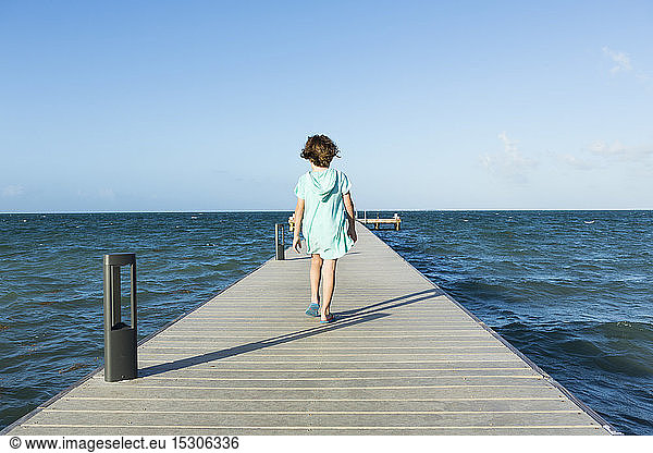 5 Jahre alter Junge auf einem Pier  Blick zum Horizont