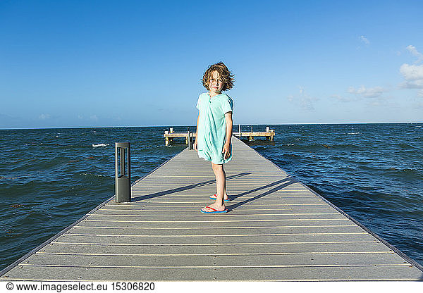 5 Jahre alter Junge auf einem Pier  Blick zum Horizont