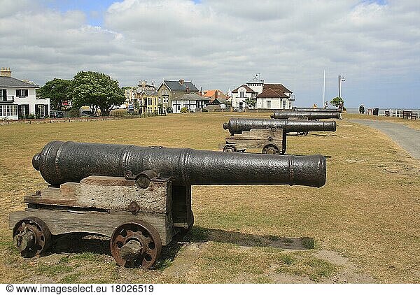 18. Jahrhundert 18-Pfund-Geschütze an der Strandpromenade der Küstenstadt  Gun Hill  Southwold  Suffolk  England  Mai