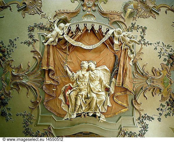 Ãœ Justitia  rÃ¶mische GÃ¶ttin der Gerechtigekeit  Skulptur 'Gerechtigkeit und Friede kÃ¼ssen sich'  Deckenstuck von Johann SchÃ¼tz  1740/1741  Ratsaal  Rathaus Leutkirch/AllgÃ¤u  Baden-WÃ¼rttemberg